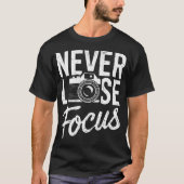 Never Lose Focus Photography Camera Photographer D T-Shirt (Vorderseite)