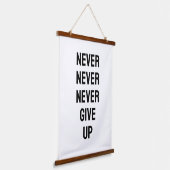 Never Never Never Give Up Churchill B&W Quote Wandteppich Mit Holzrahmen (Gewinkelt)
