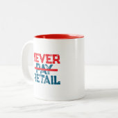Never Pay Retail – Bold Shopper Statement Tee Zweifarbige Tasse (Vorderseite Links)