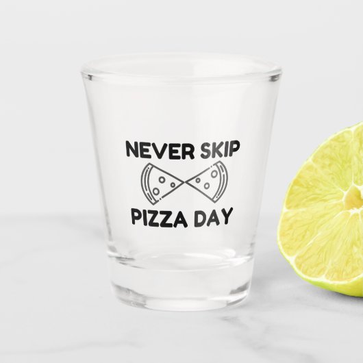 Never Skip Pizza Day Schnapsglas (Vorderseite)