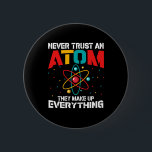 Never trust an atom They make up everything Button<br><div class="desc">Vertrauen Sie niemals einem Atom. Sie machen alles aus,  lustiges T-Shirt-Geschenk für alle Winkeln,  wunderbare Wissenschaftsliebhaber präsentieren sich</div>