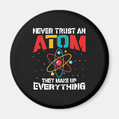 Never trust an atom They make up everything Magnet (Vorne)