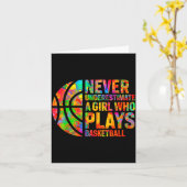 Never Underestimate A Girl Who Plays Basketball Wo Karte (Gelbe Blume)