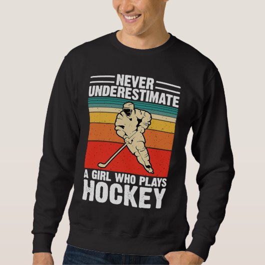 Never Underestimate A Girl Who Plays Hockey Funny  Sweatshirt (Vorderseite)