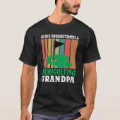 Never underestimate a Minigolfing Grandpa Mini Gol T-Shirt (Vorderseite)