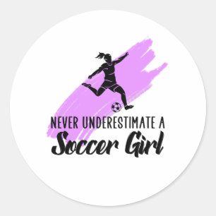never underestimate a soccer girl runder aufkleber