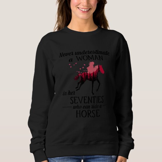 Never Underestimate A Woman Can Ride Horse In Her  Sweatshirt (Vorderseite)