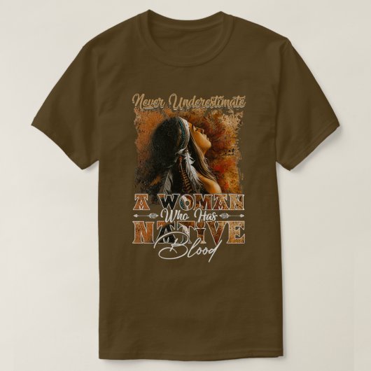 Never Underestimate A Woman Native  T-Shirt (Design vorne)