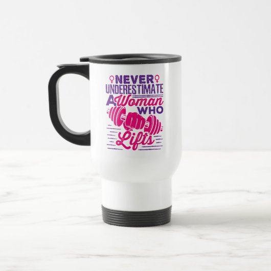 Never Underestimate a Woman Who Lifts Mug Reisebecher (Links)