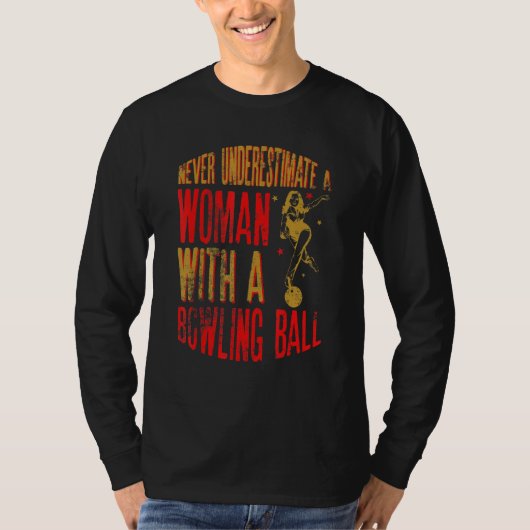 Never Underestimate A Woman With A Bowling Ball Fu T-Shirt (Vorderseite)