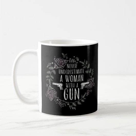 Never Underestimate a Woman with a Gun - Funny A f Kaffeetasse (Links)