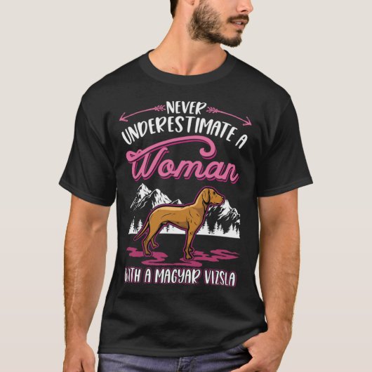 Never underestimate a woman with a Magyar Vizsla T-Shirt (Vorderseite)