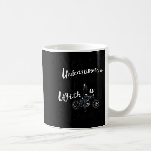 Never Underestimate A Woman With A Motorcycle Funn Kaffeetasse (Rechts)
