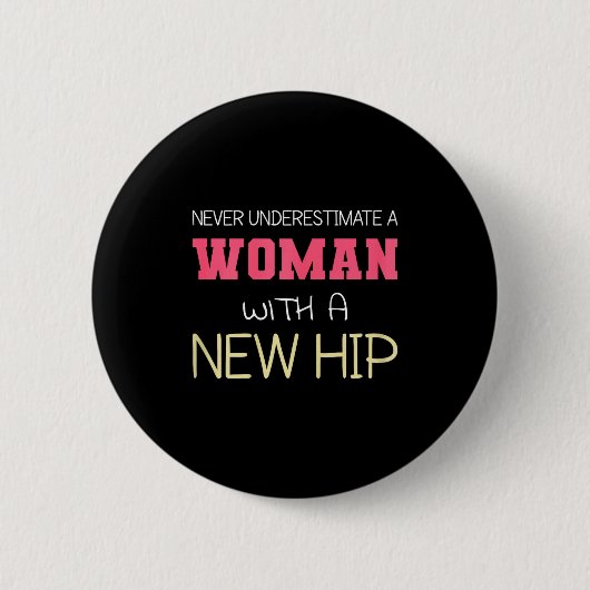Never Underestimate A Woman With A New Hip _ Hip R Button (Vorderseite)