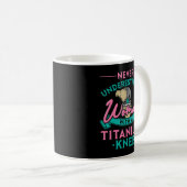 Never Underestimate A Woman With A Titanium Knee T Kaffeetasse (VorderseiteRechts)