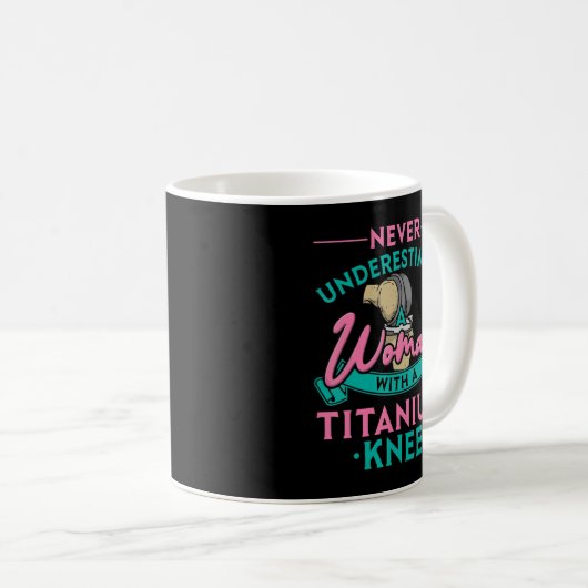 Never Underestimate A Woman With A Titanium Knee T Kaffeetasse (VorderseiteRechts)
