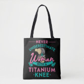 Never Underestimate A Woman With A Titanium Knee T Tasche (Vorderseite)