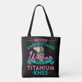 Never Underestimate A Woman With A Titanium Knee T Tasche (Rückseite)