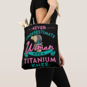 Never Underestimate A Woman With A Titanium Knee T Tasche (Von Nahem)