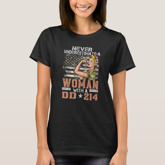 Never Underestimate A Woman With DD-214 Proud US V T-Shirt (Vorderseite)