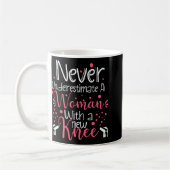 Never Underestimate A Women New Knee Broken Knee S Kaffeetasse (Links)