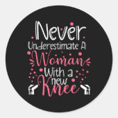 Never Underestimate A Women New Knee Broken Knee S Runder Aufkleber (Vorderseite)