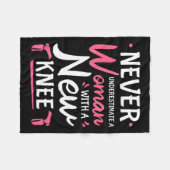 Never Underestimate A Women New Knee Replacement S Fleecedecke (Vorderseite (Horizontal))