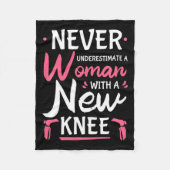 Never Underestimate A Women New Knee Replacement S Fleecedecke (Vorderseite)