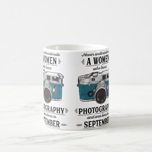 Never Underestimate A Women Who Loves Photography Kaffeetasse (Mittel)