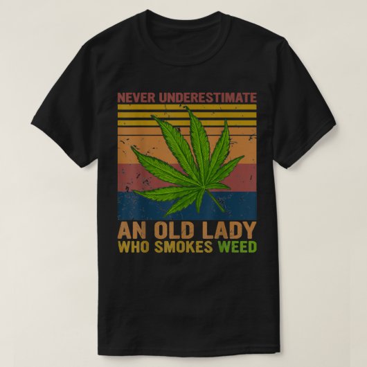 Never Underestimate An Old Lady Who Smokes Weed Gi T-Shirt (Design vorne)