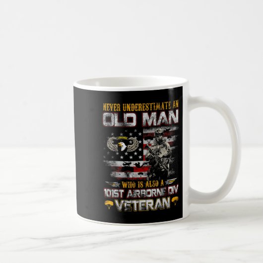 Never Underestimate An Old Man 101st Airborne Vete Kaffeetasse (Rechts)