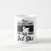 Never Underestimate An Old Man Jet Skiing Jet Ski Kaffeetasse (Mittel)