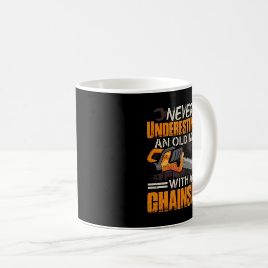 Never Underestimate An Old Man Lumberjack Chainsaw Kaffeetasse (VorderseiteRechts)