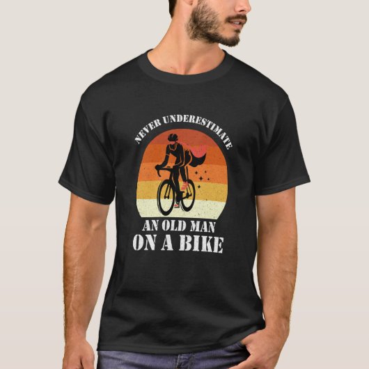 Never Underestimate An Old Man On A Bike Fun Bicyc T-Shirt (Vorderseite)
