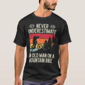 Never Underestimate An Old Man On A Mountain Bike T-Shirt (Vorderseite)