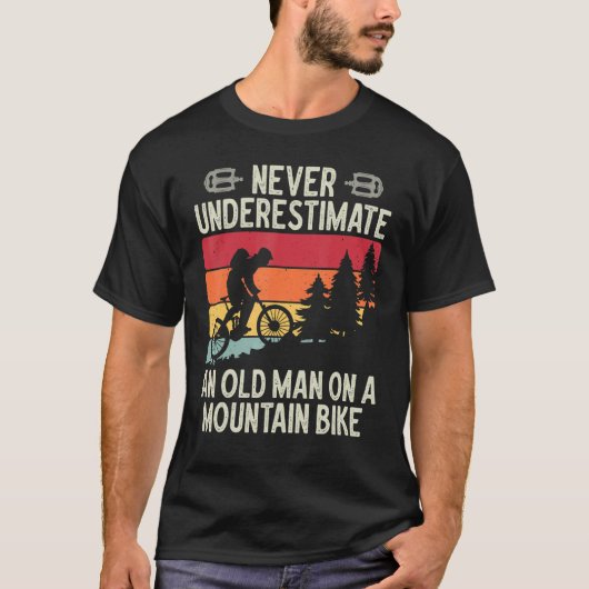 Never Underestimate An Old Man On A Mountain Bike T-Shirt (Vorderseite)