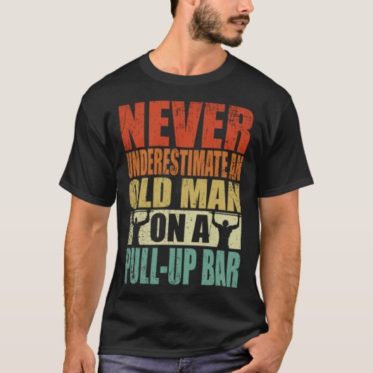 Never Underestimate An Old Man On A Pull Up Bar Re T-Shirt (Vorderseite)