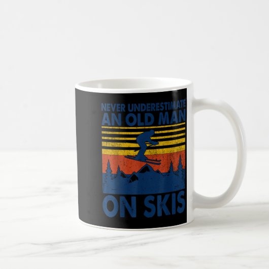 Never Underestimate An Old Man On Skis Funny Winte Kaffeetasse (Rechts)