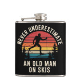 Never Underestimate an Old Man on Skis Skiing Flachmann (Vorderseite)