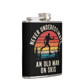 Never Underestimate an Old Man on Skis Skiing Flachmann (Rechts)