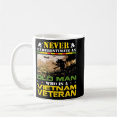 Never Underestimate an OLD MAN Vietnam Veteran Fat Kaffeetasse (Links)