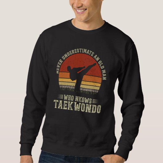 Never Underestimate An Old Man Who Knows Taekwondo Sweatshirt (Vorderseite)