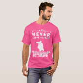 Never Underestimate An Old Man Who Photography T-Shirt (Vorne ganz)