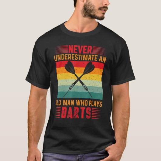 Never Underestimate An Old Man Who Plays Darts Pla T-Shirt (Vorderseite)