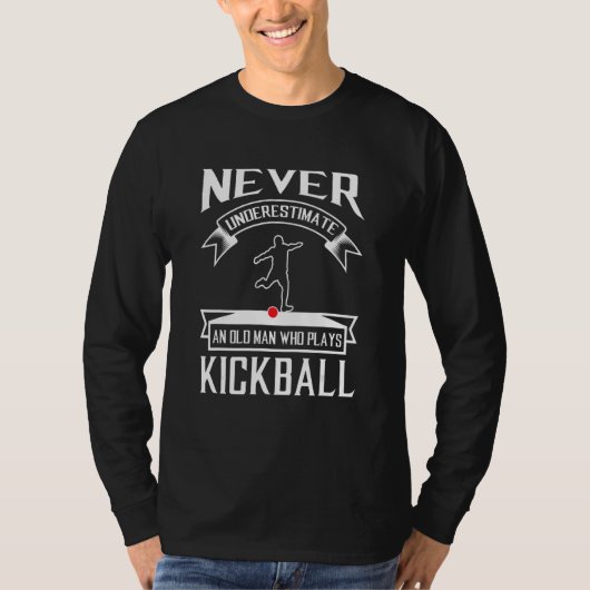 Never Underestimate An Old Man Who Plays Kickball T-Shirt (Vorderseite)