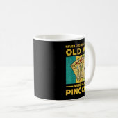 Never Underestimate An Old Man Who Plays Nochle No Kaffeetasse (VorderseiteRechts)