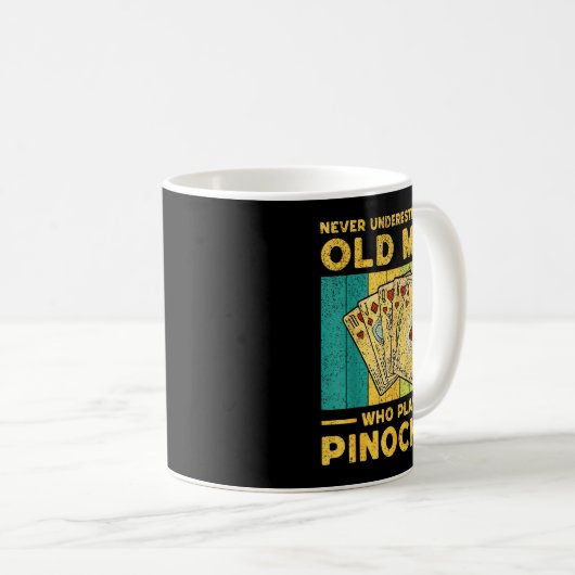 Never Underestimate An Old Man Who Plays Nochle No Kaffeetasse (VorderseiteRechts)