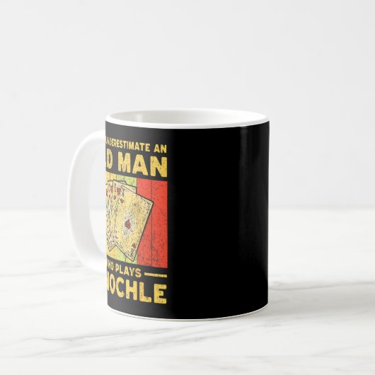 Never Underestimate An Old Man Who Plays Nochle No Kaffeetasse (Vorderseite Links)