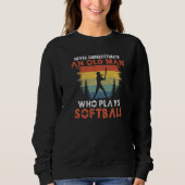 Never underestimate an old Man who plays Softball  Sweatshirt (Vorderseite)