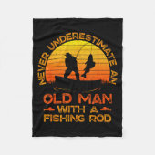 Never Underestimate An Old Man With A Fishing Rod Fleecedecke (Vorderseite)